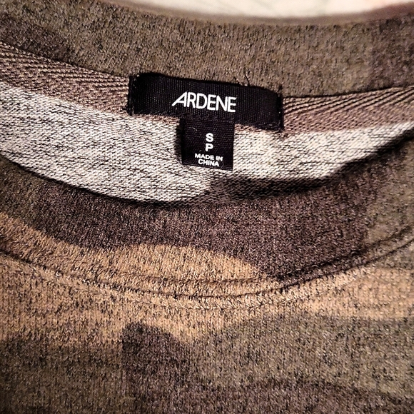 ARDENE Green Camouflage Women's Long Sleeve Top with Side Zippers Small NWOT - Picture 3 of 4